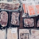 Các loại thịt cá đóng gói khi sắp xếp vào tủ đông