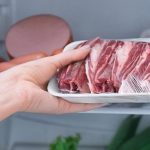Bọc kĩ thịt trước khi cho vào tủ lạnh