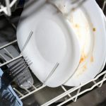 Không dọn dẹp bếp sau khi nấu và vệ sinh bồn rửa